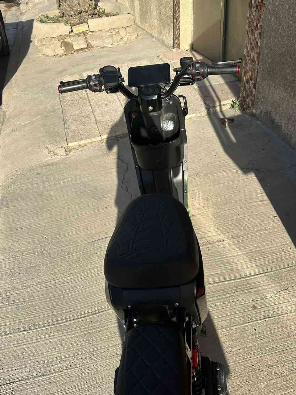 دراجه R9
موديل 2025
بطارياته زينات مع الشاحنه الاصليه 
و سعره 400 الف و بيه مجال 
للستفسار على الرقم /***********
