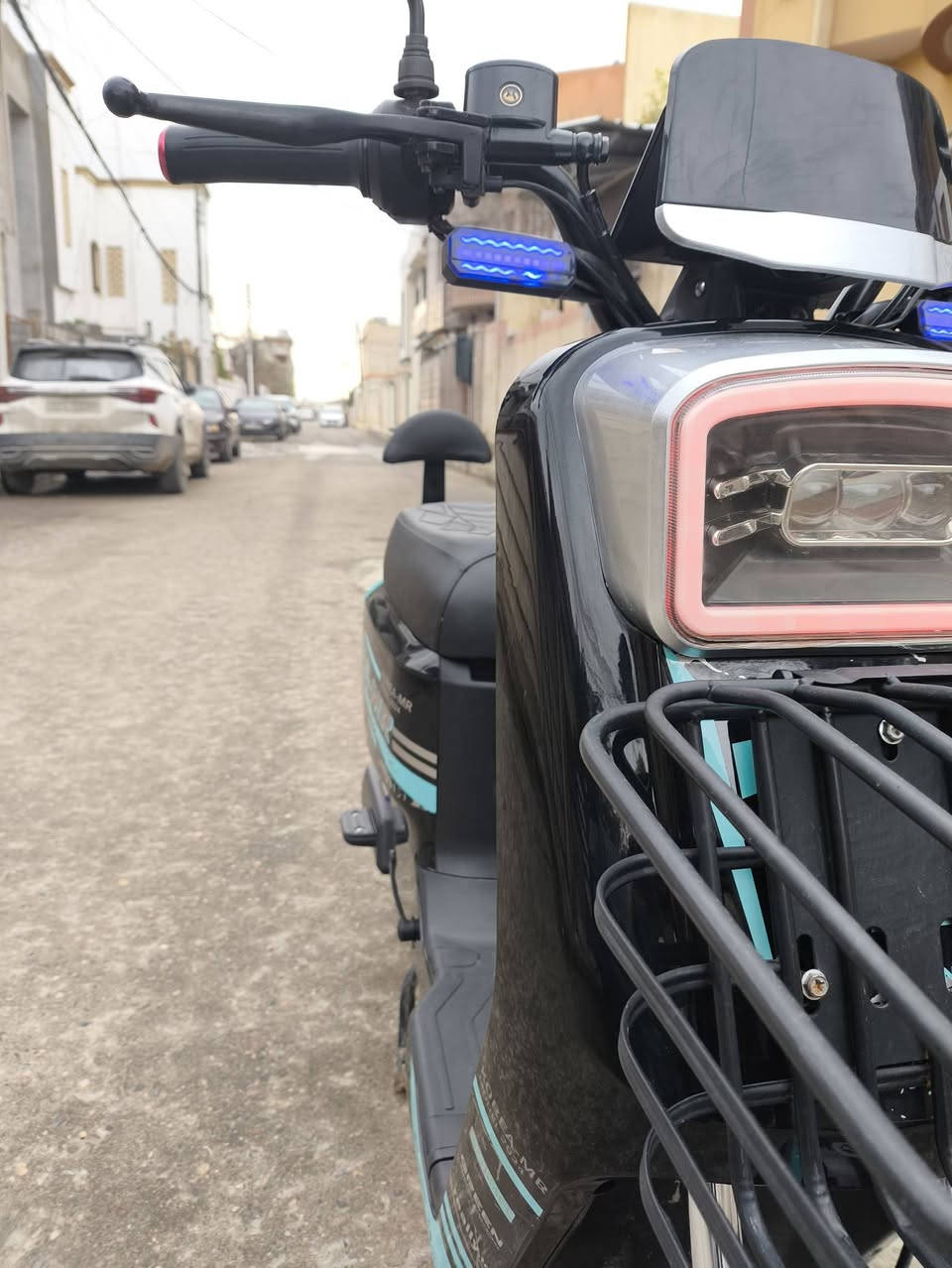 ماطور للبيع R7
موديل 2025 Korea 
                            ... المواصفات ... 

1ـ سرعه حقيقيه 99.                                      💯
2ـ بطاريات ليثيوم 32 امبير.                             💯 
3ـ نظام بك R                                                💯
4ـ لايت زينول اشاير الوان مميز                        💯
5ـ تواير جدد شرط                                         💯       
6ـ شخط واحد مابي موضح بالصور.                💯
7ـ نشاط فولل لو حتى منقص شحن                💯
8ـ شاحنه وياا                                                💯
9ـ فوك التايه الوره دبل خلاط الوان 👌🏿             💯
10ـالسعر 525 وبي مجال 👍🏿                      
11ـ التواصل خاص متواجد او ***********
