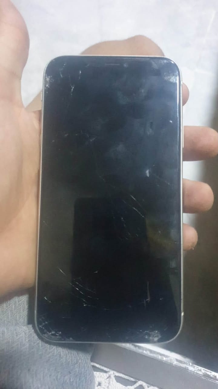 ايفون دعش بس عيب شاشه شغال الجهاز مابدل بيه شي فقط شاشه ذاكره 64وفطر كلش قليل بل ضهر فيس ايدي شغال بطريته 72ابلادي السعر ميه وسبعين وبيه مجال الرقم ***********
