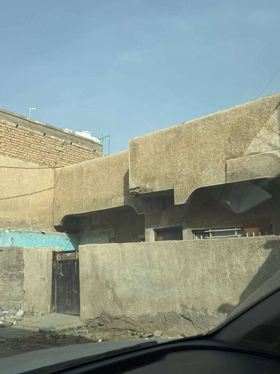 السلام عليكم للبيع للبيع يوجد لدينا مشتمل 50متر بعده مامكطوه الواجهة 5 والنزال 10 في منطقه حي الجهاد الامانه شارع 15. هاتف ***********
