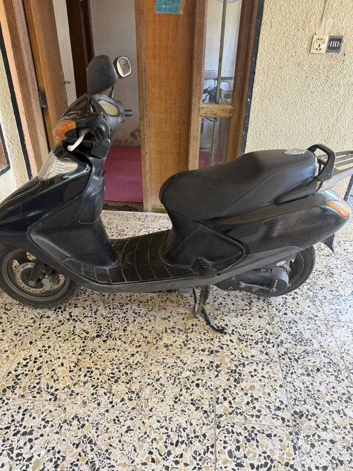 السلام عليكم سبيسي ياباني اصلي وكالة عامة مامبدل بيها بس تاير خلفي دهن اصلي وبين تفويلة وتفويلة بنزين محسن بيها الكفر بيه شخوط 
السعر  مليون وتلثمية 1300,000 وبيها مجال مكانها الشهداء قرب مركز الشرطة للتواصل هذا رقمي ***********
