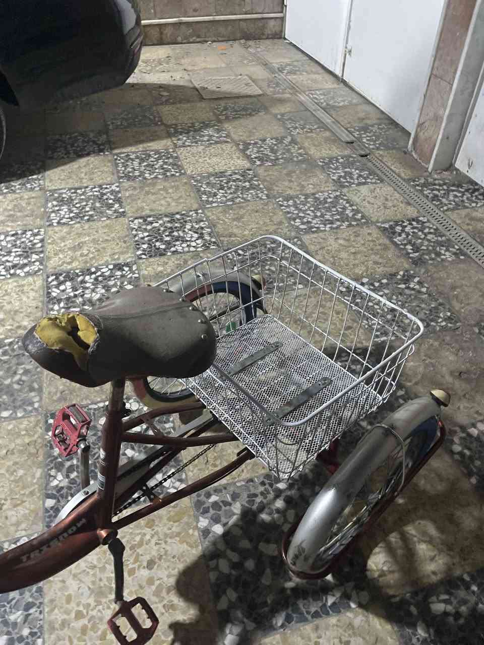 سلام عليكم ورحمة وبركاته بايسكل 3 تايرات نضيف مابي اي شي فقط المقعد مالته يحتاج تبديل والبايسكل لون ماروني دم الغزال سعر 75 بي مجال تواصل رقمي : *********** فقط واتساب مراسله
