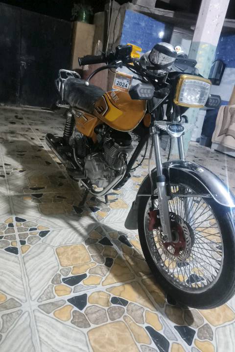 
دراجة نارية للبيع، بحالة جيدة جداً مع لون برتقالي مميز. تتميز بأداء قوي وتصميم جذاب يلائم الاستخدام اليومي أو للرحلات القصيرة. مناسبة لمن يبحث عن دراجة عملية وبسعر معقول. للاستفسار، يرجى الاتصال على الرقم الموجود في الإعلان.