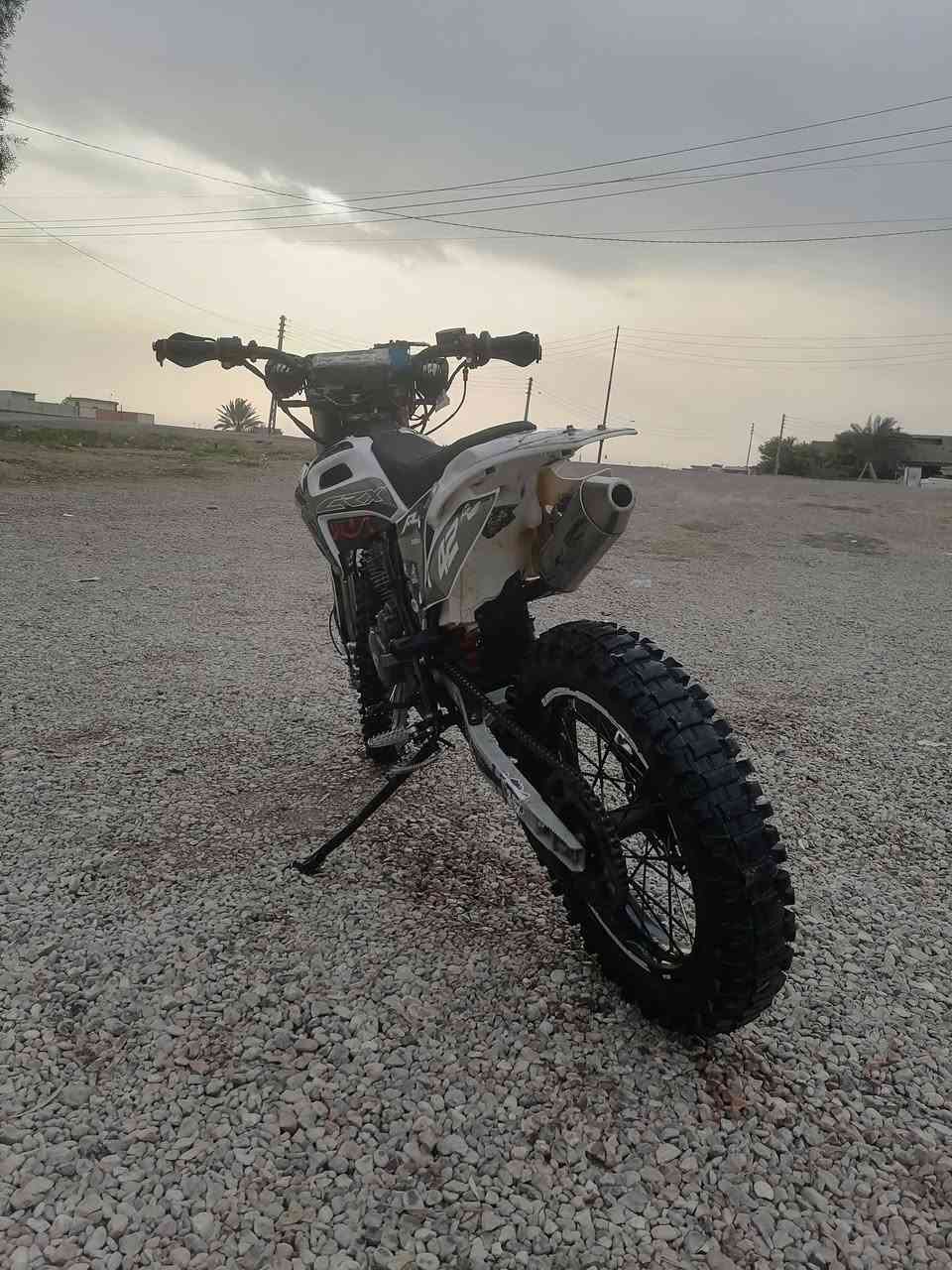 سلام عليكم للبيع دراجه قفاز موديل 2024 دراجه خير من الله مكينه سبانه ماممدوده عليه كهربايات شغله سعر خاص رقم لهاتف *********** مكاني ديالئ
