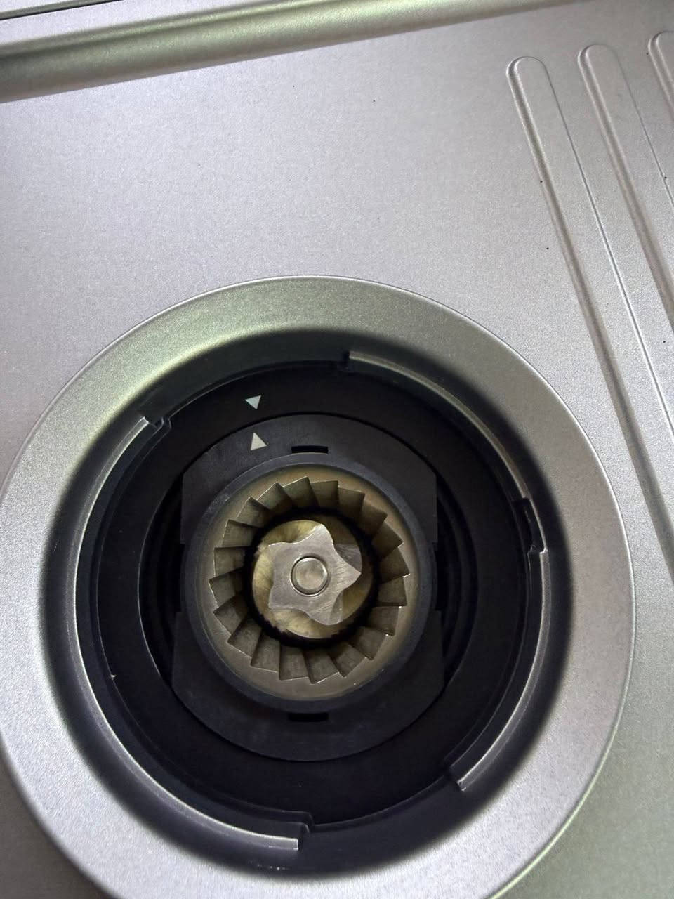 مكينه كهوه الحترافيه الاصليه 
وياه مطحنه مدمجه لطحن حبوب البن الطازجه
تتميز بمضخه ضغط 15 بار 
خزان الماي 2.3 لتر 
قوه قصوى 1770 واط 
وياه مللحقين فلتر 
الاستفسار ***********
مكاني بغداد شارع فلسطين
