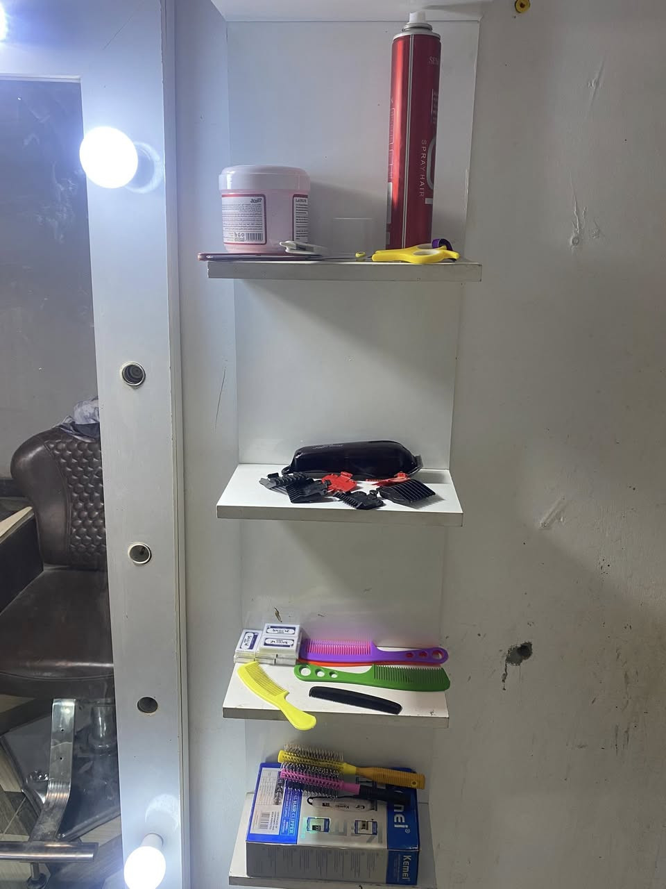 السلام عليكم اخوان كرسي +مرايه+رفرف ثنين +غراض حلاقه كامله+مكاين البصره زبير ***********
