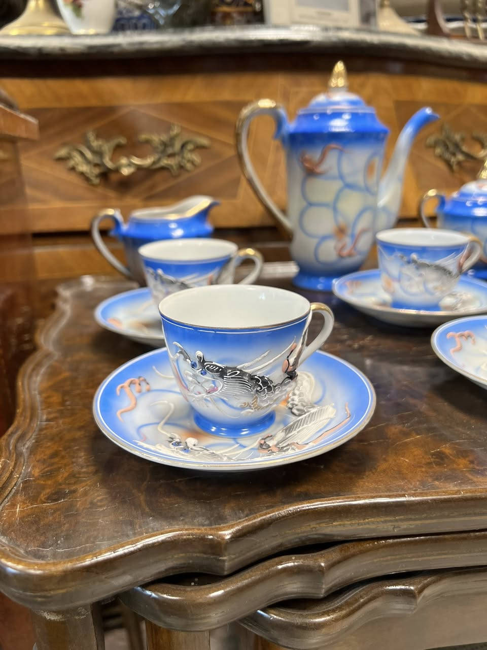 سيت ابو التنبن لون ازرق صيني قديم  واحد من الاكواب مكسور وملزوك
***********
