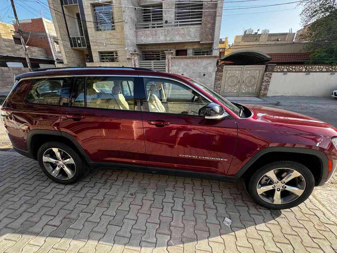 جيب  كراند شيروكي لمتد L .
الشكل الجديد كليا   7   راكب.
الموديل : 2021 . (خليجي) وكالة هارلم
المحرك : V6.  3.6L .
العداد :  65 الف كيلو .
السيارة بيه طخة بسيطة بين باب السايق والباب الخلفي بسيطة جدا والباب والجاملغ الخلفي ماعداها سيارة جديدة على وضع الشركة
المواصفات :
دفع رباعي 4x4 .
رادار امامي مع مانع تصادم .
تحذير الخروج عن المسار .
تحذير النقطة عمياء  .
ويل قياس 20 انج .
سقف بانوراما .
*دشبول دجتل مع شاشه بمواصفات عاليه
شاشه كبيرة 10.1 انج .
نظام الخرائط (GPS) .
كاميرا داخلية محيطيه  360 درجه  .
كاميرا خلفية .
المصابيح الأمامية زنون .
كشافات الضباب زنون .
تشغيل عن بعد .
صندوق كهربائي .
*شفتات بالستيرن.
*الگير ماوس مع وضعيات قياده متعدده.
مقصورة الركاب من الجلد الفاخر .
*تطعيم الدشبول والابواب صاج ملكي.
حفظ وضعيات الجلوس (ميموري) .
المقاعد الأمامية كهربائية .
المقاعد الأمامية تبريد وتدفئة .
المقاعد الخلفية تدفئة .
*سايد بريك بصمه.
*فول تحكمات ستيرن امامي خلفي.
*عشره  ايرباك بالدشبول ولتكم ولكراسي
سستم صوت Alpine .
انارة داخلية LED .
حساسات خلفية .
7 راكب .
مكيف خلفي مع وحدة تحكم منفصلة .
تدفئة ستيرن .
مرايا متحسسه للضوء العالي .
مانع تصادم خلفي .
بلوتوث تلفون .
محدد سرعة .
نظام التشغيل والاطفاء الاوتوماتيكي ( Auto Start System ) .
نظام بريك اوتماتيكي ( Auto Break System ) .
*وبقية المواصفات المعروفه
مكان السياره بلديات
الرقم ***********
