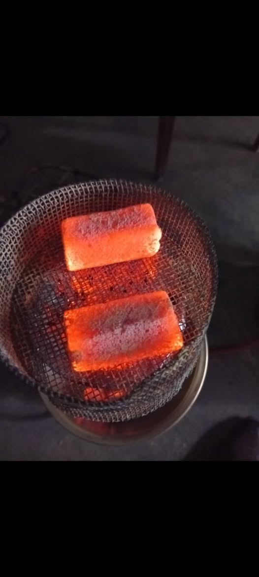 بمناسبة عيد الرمضان المبارك تخفيضات  فحم فنكر وزن عشرة كغم سعرة ٢٢الف واصل بغداد لاريحة والدخان ولا اي غاز رماد مقبول قوية بشكل مو طبيعي  للاستفسار ***********  واتس اب
