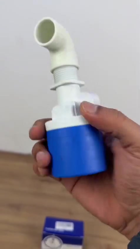 طوافة ماء ذكية أوتوماتيكية 34 إنش (Floating Ball Valve)
الاستخدامات

تنظيم مستوى المياه تلقائيًا داخل خزانات المياه المنزلية.

مناسبة لخزانات المياه العلوية والسفلية.

تُستخدم في أنظمة السخانات الشمسية.

مناسبة لتعبئة خزانات المراحيض (علوية أو جانبية).

تُستخدم في أحواض المياه والخزانات الصناعية الصغيرة.

تمنع فيضان الماء وتُوقف التدفق تلقائيًا عند الامتلاء.

المميزات

تعمل بنظام الطوافة الأوتوماتيكي بدون كهرباء.

مقاس التوصيل: 34 إنش علوي (TOP 34").

تصميم ذكي يُغلق الماء تلقائيًا عند امتلاء الخزان.

مصنوعة من بلاستيك عالي الجودة مقاوم للصدأ والتآكل.

مقاومة للمياه الساخنة والباردة.

مزودة بفلتر داخلي لمنع دخول الشوائب.

استهلاك صفر للطاقة.

سهلة التركيب ولا تحتاج أدوات معقدة.

تصميم محكم يمنع التسريب.

تعمل بضغط ماء منخفض وعالي.

لون أزرق وأبيض لسهولة التمييز داخل الخزان.

محتويات الصندوق

طوافة ماء ذكية 3/4 إنش (قطعة واحدة).

وصلة كوع مدمجة.

دليل استخدام وتركيب.
سعر القطعة ١١الف مع التوصيل 
 للإستفسار واتساب ***********
