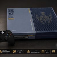 هذه نسخة Xbox One Advanced Warfare Limited Edition 🎮 تتميز بـ: لون أزر...