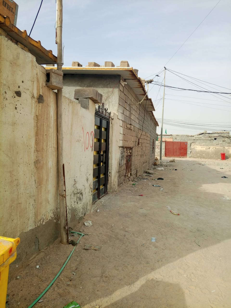 سلام عليكم بيت تجاوز في القبله حي لمهندسين شارع للمقيمين قريب عل تبليط يتكون غرفه وهول ديوانيه مطبخ طارمه صيحات لسقف سندويج ماعليك اي ازاله أو تبليغ لسعر 13وبي مجال ***********
