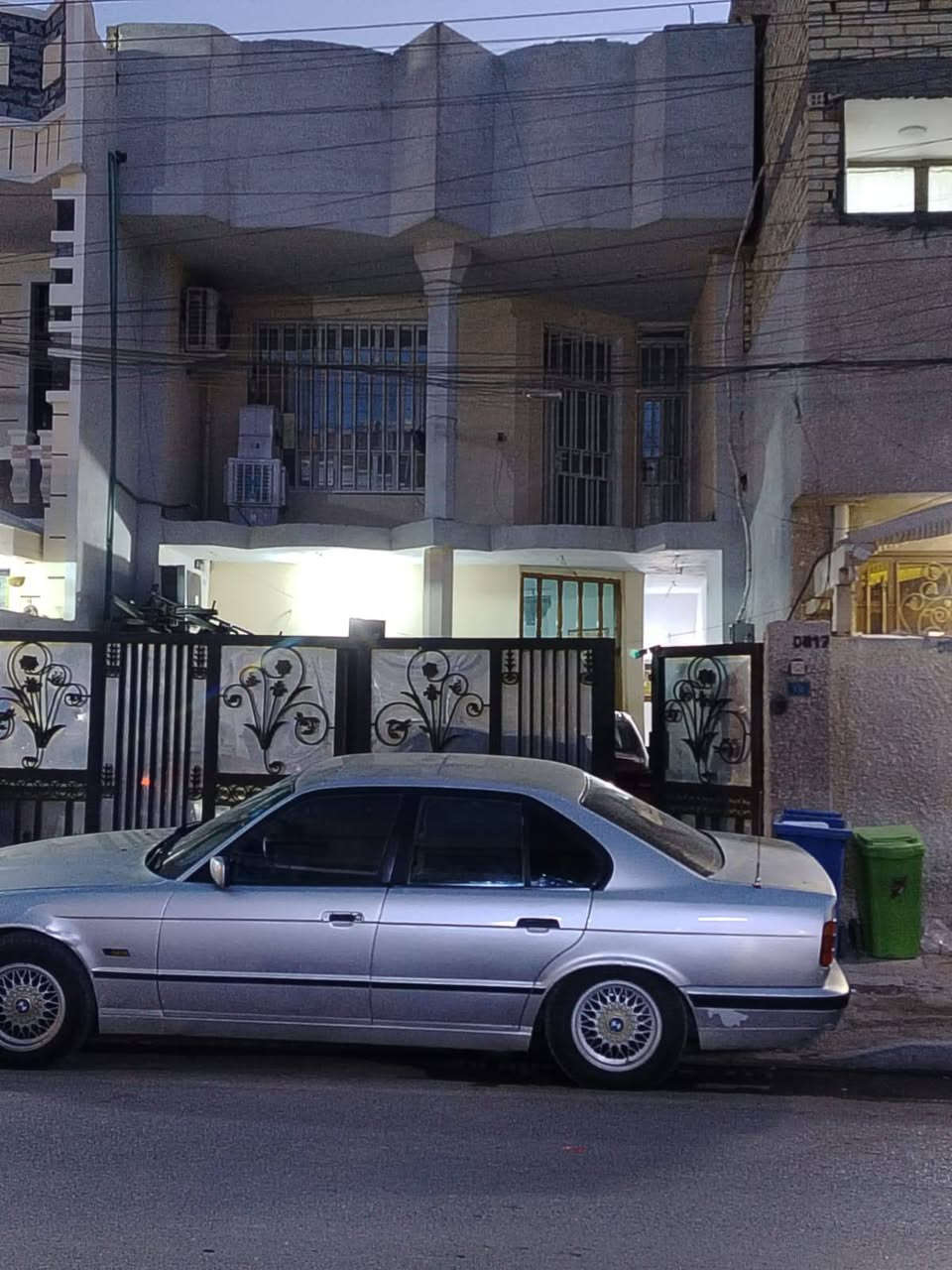 يا الله السلام عليكم بيت للبيع مساحه ١٤٠ متر طابقين بناء طابوك ٣ غرفه نوم استقبال ومطبخ وخدمات وكراج عنوان بغداد منطقة الدوره أبو أجير شارع الزيتون تفاصيل أكثر تصال على رقم *********** ابو وليد الحسني
