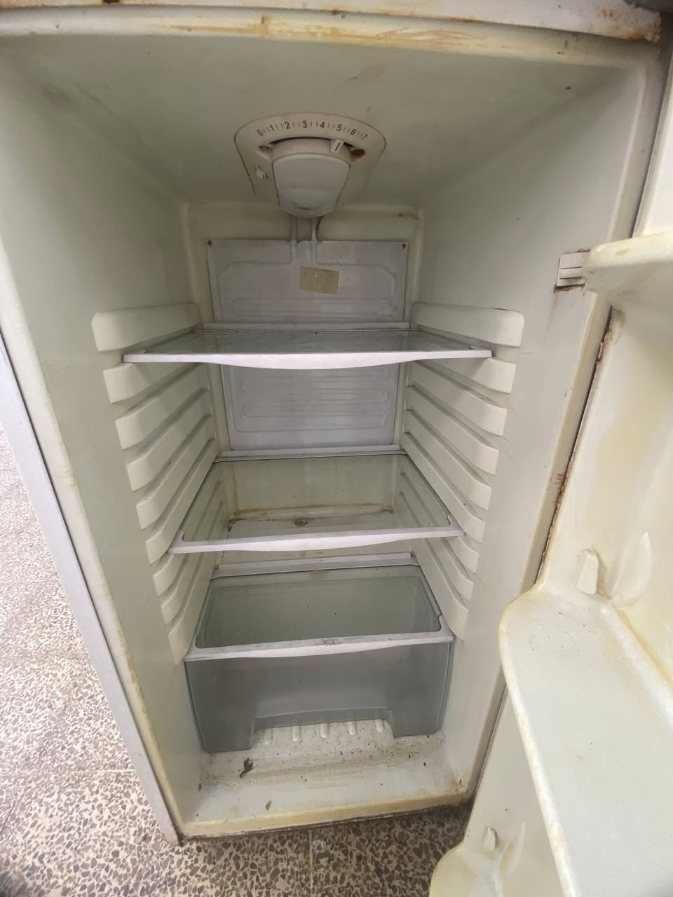 ثلاجه للبيع شرط شغال سعرها 60 بيها مجال نوعيه رويال مكانها موصل الايسر كراج شمال رقم هاتف ***********
