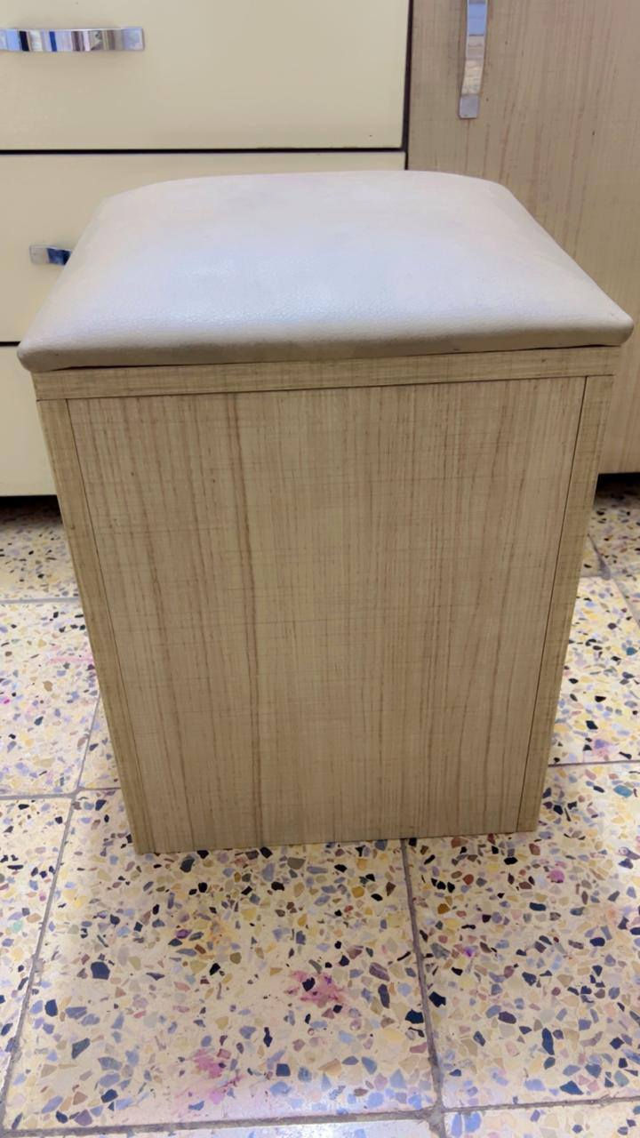 السلام عليكم
غرفة نوم للبيع تركي ثقيل جدا وضخمة ٨ قطع 
سرير وكومديات جانبية عدد ٢ وميز تواليت مع طابورية ودرور (مجرات) ومراية زاوية (دوارة) والكنتور
جميع القطع سطحها سلايد (مجر مخفي)
نظيفة بيها ضرر فقط المراية مال كنتور جهة وحدة مشلوعة وموجودة تحتاج لزك فقط
السعر ٦٠٠ الف
المكان بغداد الري


**إذا كنت صاحب هذا الإعلان وتريد حذفه لأي سبب، رجاءا أرسل رسالة إلى الدعم الفني**