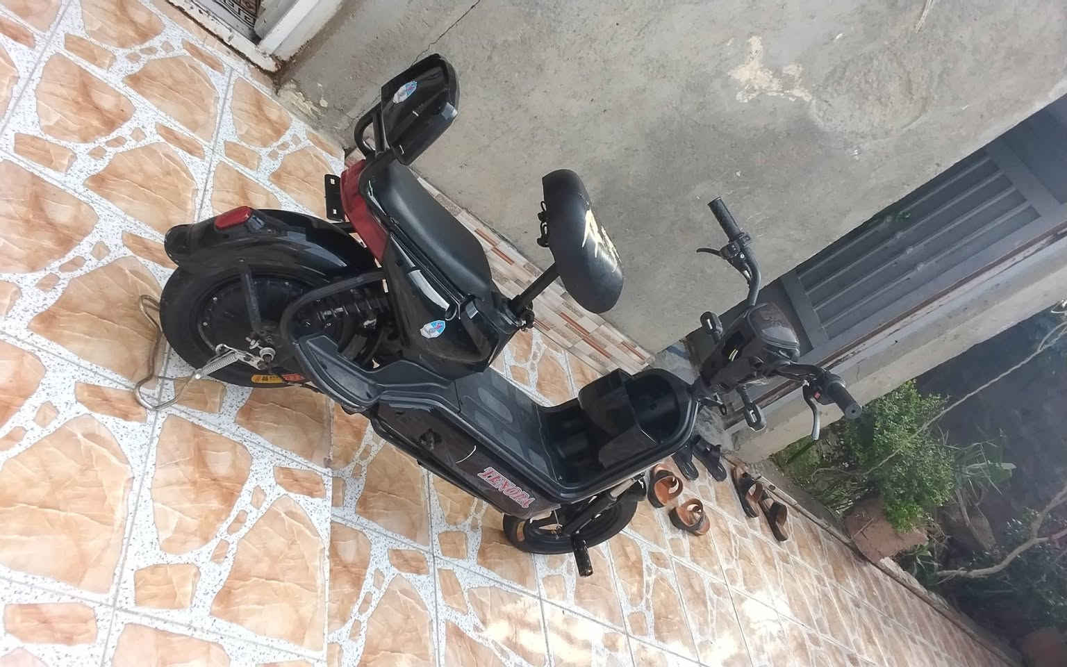 سلام عليكم. 
دراجه شحن البيع 
حجم 14نوعيه ثانيه 
دراجه جديدة. كامله. ما ناقصه اي شي  مال جناي  دراجه  تواير جديد     بطاريات.  جديد  وياها غراض  بيدرات زنجيل وسله ماميه  
مديل 25. دراجه نضيفه سعر 210بيها مجال ***********
