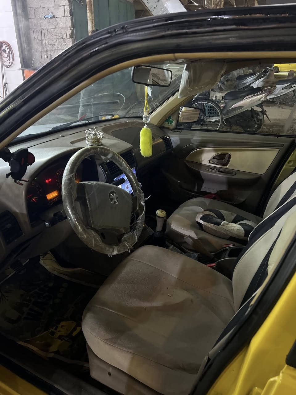 السلام عليكم بيجو اكد للبيع موديل 2016 دشبول عالي سياره جاهزه كبل لشارع تبريد مكينه مكفوله تجي تشوف بعينك  السياره باسمي تحويل ثاني يوم  ب42 وبيهه مجال بسيط 
 مكان بغداد مدينه الصدر***********
