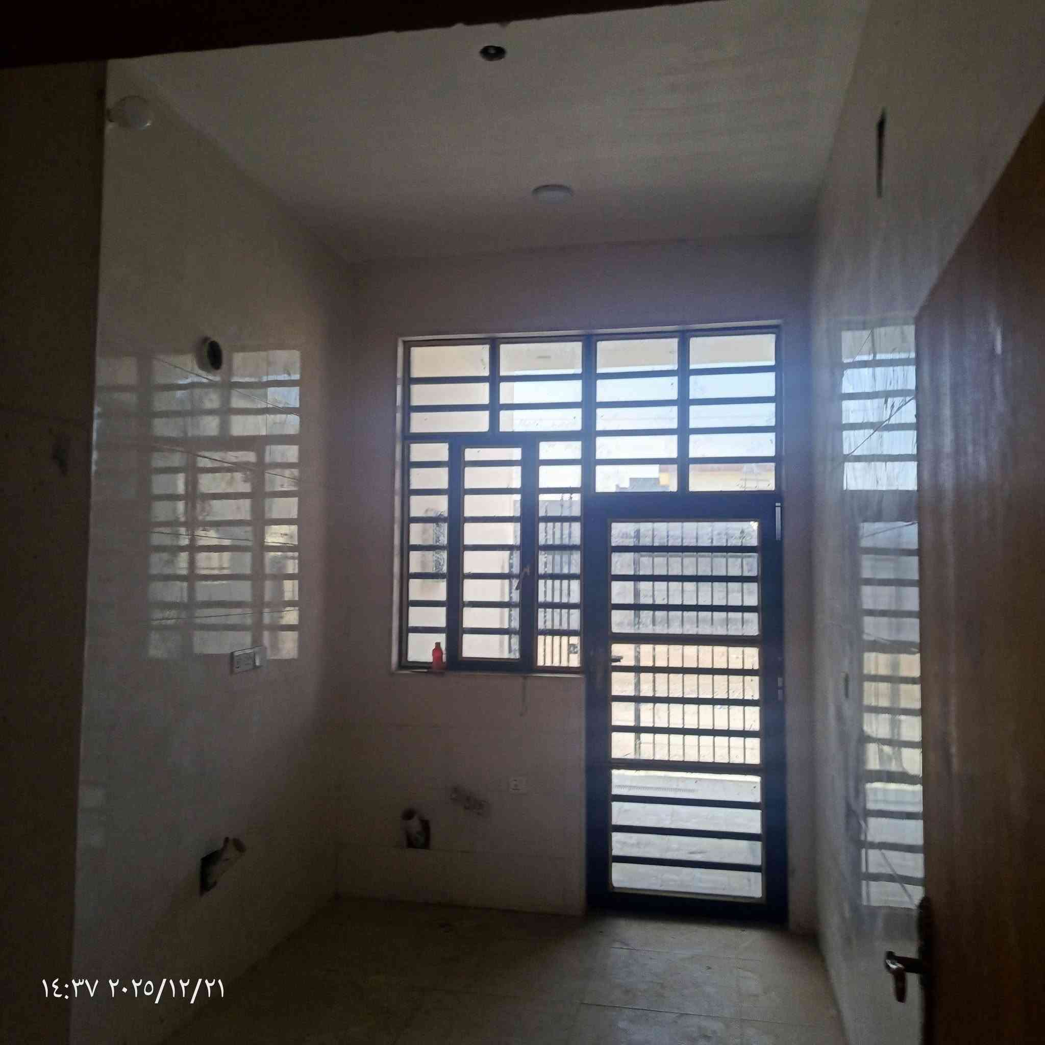 سلام عليكم بيت طابو ملك صرف للبيع بغداد المدائن منطقه البانيروما بجه مدارس كلش غريب على شارع مساحته 130 متر يتكون من طابقين طابق الاول ستقبال مطبخ وصاله كبيره وغرفه نوم و صحيات داخليه بطابق الأول وصحيات خارجية طابق ثاني غرفتين نوم و صاله كبيره وصحيات البيت سعره(( 155 مليون  )) وبي مجال كلش بسيط البيت جديد ما مسكون ابد  تواصل على خاص أو على رقم ***********
