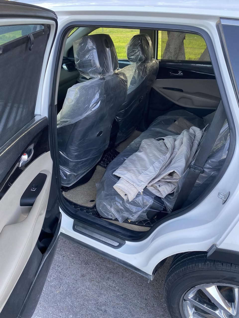 السلام عليكم للبيع كيا سورنتو خليجي 
رقم بغداد  بسمي 
موديل 2016 
6 سلندر  7 راكب 
فوول مواصفات  1/1 
بنورمااا طكتين جام 
فووور ويل 4.4 
مانع انزلاق وانحدار 
بردات خلفيه اصلية 
كشنات جلد اصلي لونين  كهربائي 
كشنات تدفئة وتبريد 
شاشة كبيرة + كامرة دوار اصلية 
حساس امامي وخلفي 
مري شفط مع القفل 
تحكم استيرن فول 
كيجات السرعة زئبقية 
تبريد 3 قطع ثلج 
اضواء ترحيب بليداد 
اريل ابيض طيارة 
علامة سورنتو بلدوسة 
لد امامي وخلفي 
لايت زنون اصلي 
اشاير بلمري 
يدة نيكل اصلي 
ويل كروم  19 
نظام اوتو هولد 3 انظمة
ترحيب عند اقتراب السيارة 
مكفولة  بدون قطرة صبغ ماعدا بارد باب السائق  قليل سيارة نظيفة وجاهزة  مابيها اي نقص
عنوان بغداد  للاستفسار : ***********
