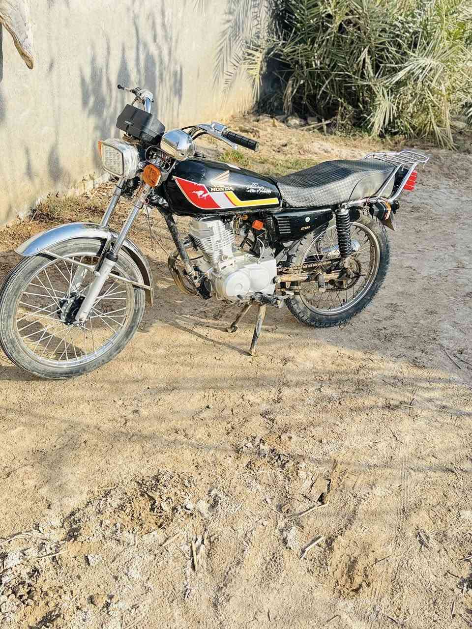 دراجه البيع أوراق اصولي محرك مكفول كهربايات شغاله يرادلها ترتيب بسيط كلش لان صاحبها عسكري واكفه بلبيت 

مكلف بنشر نتصال على رقم ***********
