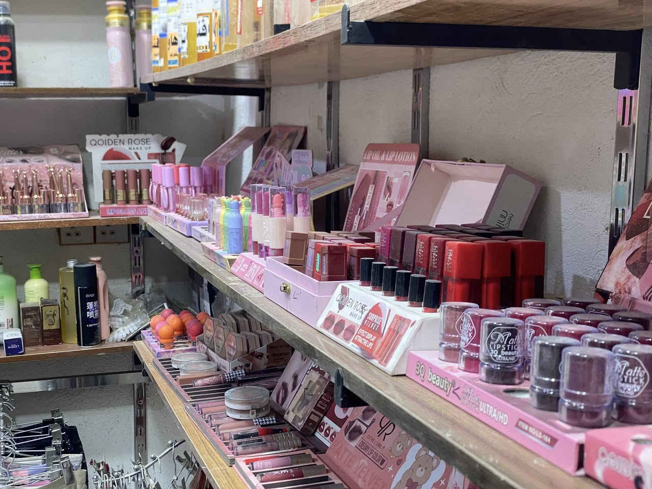 محل كوزمتك كامل مكمل. من كلشي. ابيع شلع كله. القطعه عله 1000 حتا السبلت طنين شغال هم بلف ابيع شلع مابيع مفرد. بي بل 120 قطعه عنايه بشره كوري وخير من الله غراض الراغب بل شراء اتصل *********** مكاني حله 
بي 16 رف وستاندات خير من الله
