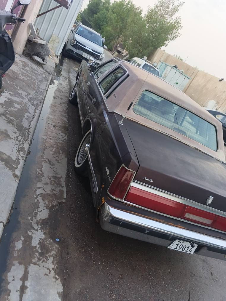 فورد لنكولن تاون كار كلاسيك موديل 1987 سيارة جاهزه تبريد ثلج صدر امامي خلفي جديد شاشه وكامره خلفيه باسمي السيارة رقم انكليزي بيه مجموعه كامله راس الثور vvt3000 بيع او مراوس حسب القناعه وكلشي بحسابه بغداد الحريه دور نواب الظباط تلفون *********** بغداد, العراق
