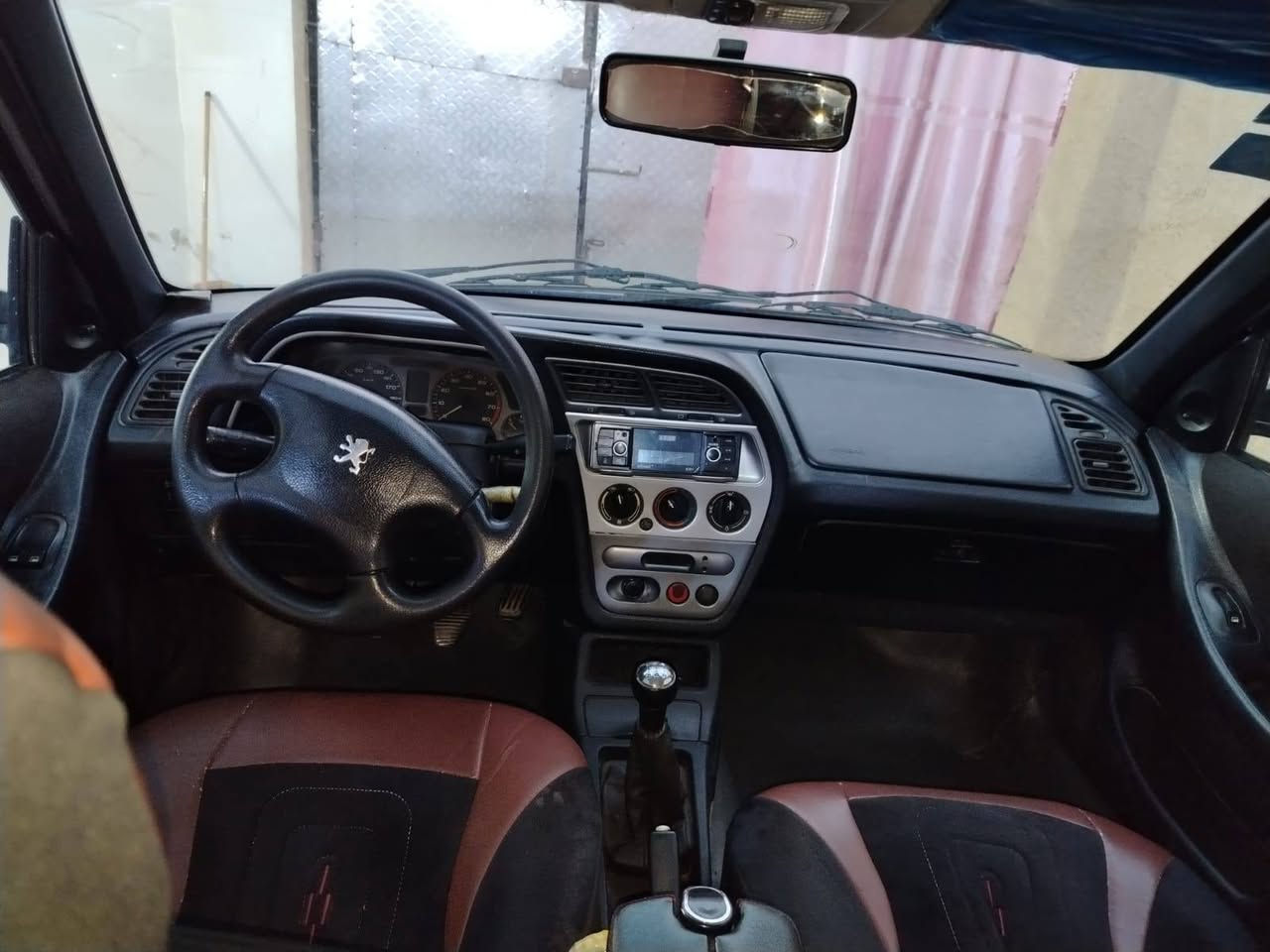 السلام عليكم
السلام عليكم 
لبيع بيجو 306 رقم انكليزي جديد هزه جديده موديل 2001 شرط التحويل 
 مكينه بيهه تبخير تبريد صدر   كهربائيات بلاديه كيجات مسجل لايت كامله مكمله داخل حلو نضيف سياره بلاديه بدون ضربه قويه بدون كلشي بيها صبغ خشم البنيد  بدون دواخل السعر 39$ ورقه بيها مجال حك الجيه مكاني بغداد مدينه الصدر الاتصال ***********
