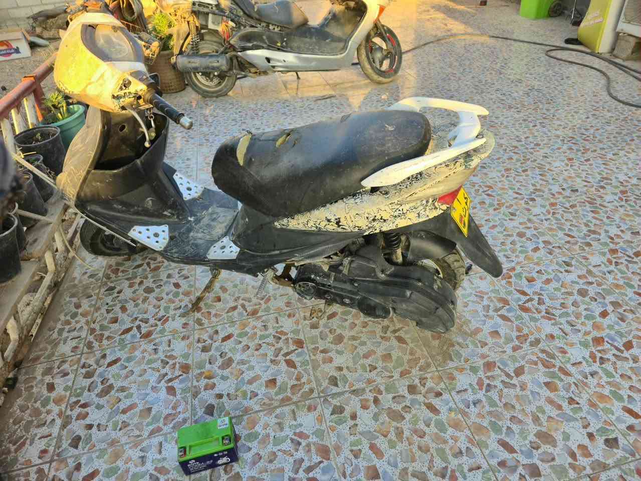 دراجة ادرس حديث ماليزي اثنين الرصاي
مكينة تجفيت جديد شلعة معدل كامل نقص قبق هندر تايرات جدد باتري جديد سعر ١٧٥ 
الدراجة السودة تجفيت جديد نكرة سلف هندر تاير امامي خلفي جديد كهربايات شغالة باتري جديد سعر ٢٥٠  
وبيهن مجال 
مكاني كوت حي الحكيم يم جامعت الامام الكاضم 
***********
