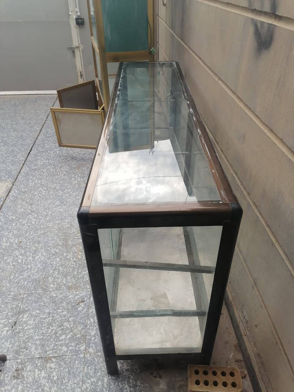 سلام عليكم عندي معارض للبيع بسعر مناسب للتواصل ***********
