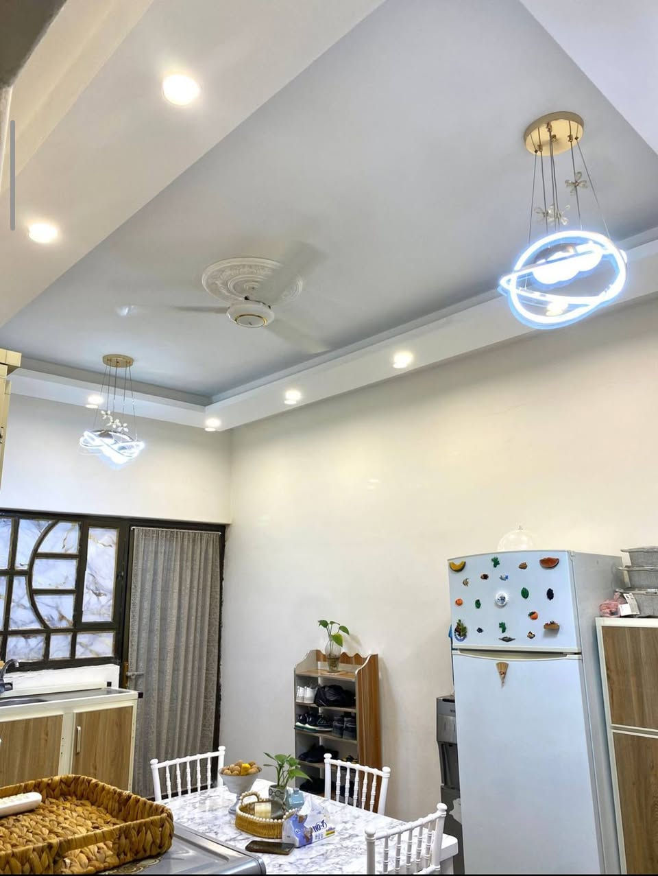 بيت طابقين في الامن الداخلي المنطقة الجديدة قريب
جدا جدا ع شارع القائد
يتكون من 5 غرف نوم
دیوانيه كبيره ٨ في ٤
صاله عدد ۲
كراج
مطبخ بارد و حار
...... رج دائري
حمام عدد ۳
..... اليكم الصور
السعر ۲۹۰ مليون المساحه 200م استفسار ***********
