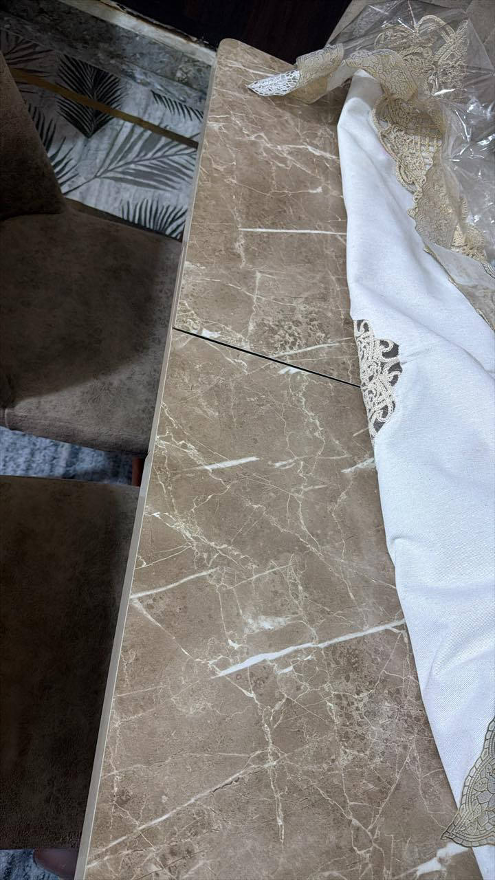 ميز طعام مع 4 كراسي الميز ستتكبر ويتصغر ومرر ايصير اخذته ب450  ابيعه ب250 جديد شخطه مابيه ***********
