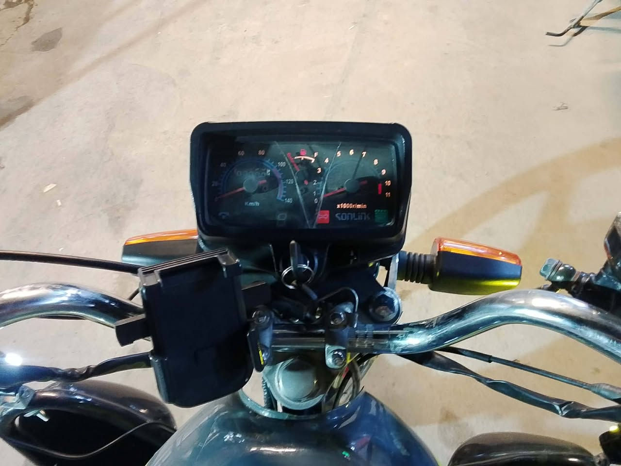 السلام عليكم شباب دراجه ايراني موديل 20 اوراق بيها الدراجه كامله من كل شيء كله نقصا كل شي شغال بيها كهربائياتها تخن تاير جديد السعر 450 وبيها مجال حق الجيه بسيطه راح اخلي رقمي والشرايه يتصل عنواني  بغداد بسمايه هذا رقمي ***********
