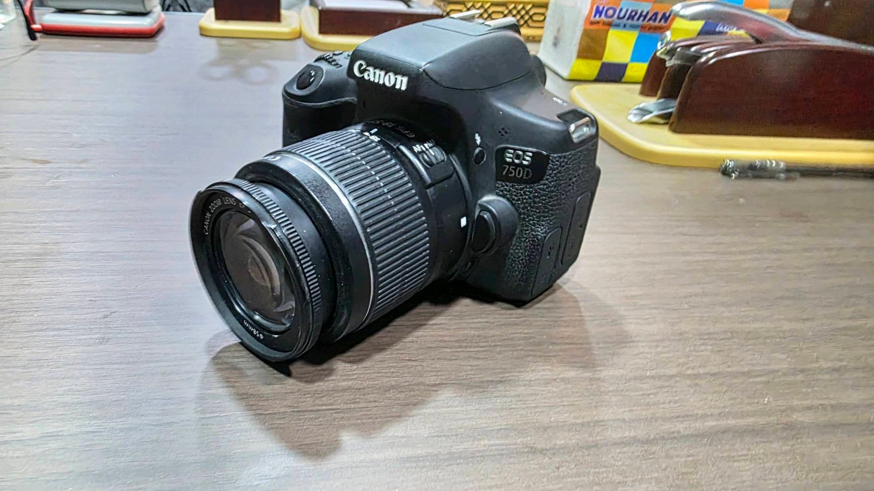 كاميرا كانون احترافية Canon EOS 750D مع عدسة 18-55mm IS STM 

الشاشة الذكية: شاشة متحركة بالكامل (Vari-angle) وتدعم اللمس (Touchscreen)، وهي ميزة أساسية لتصوير الفيديوهات، السيلفي، وصناعة المحتوى من زوايا مختلفة.
للبيع كيت متكامل وبحالة نظيفة جداً، الخيار المفضل الهواة، وصناع المحتوى الفلوغرز (Vloggers). 
كاميرا Canon 750D تجمع بين سهولة الاستخدام والنتائج الاحترافية في الصور والفيديو.

عنواني كركوك