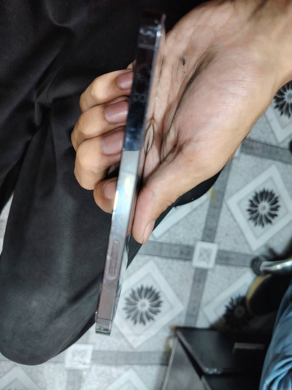 سلام عليكم ايفون١٢برو فقط الجهاز مفرمت وكامل ممفتوح وتر بروف بس من فرمتة وفتحتة ماعرف نداسن دكم وصار هيج وهسة مداعرف اسوي   اني ابيعة هيج شغال بس تطلع هاي مال   حاسبة *********** بغداد
