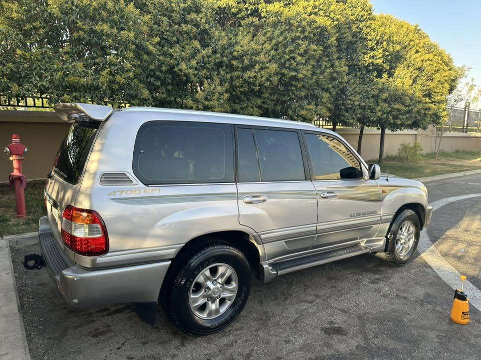 لاندكروز 2005 vxr
مواصفات لكزس 
جكات 
دبل تانكي 
تحكمات ستيرن 
ثلاجه 
فتحه 
شاشه اضافيه 
حساسات 
كراسي كهرباء 
جلد 
ماشيه ٣٠٠ الف فقط 
السعر 18000 $ 
الضرر قطعه وحده صبغ الجاملغ الامامي عكس السايق جزء منه ربع الجاملغ فقط والباقي مكفول 
للاستفسار *********** 
السياره على وضع الشركه ما مبدل اي شي بيها
