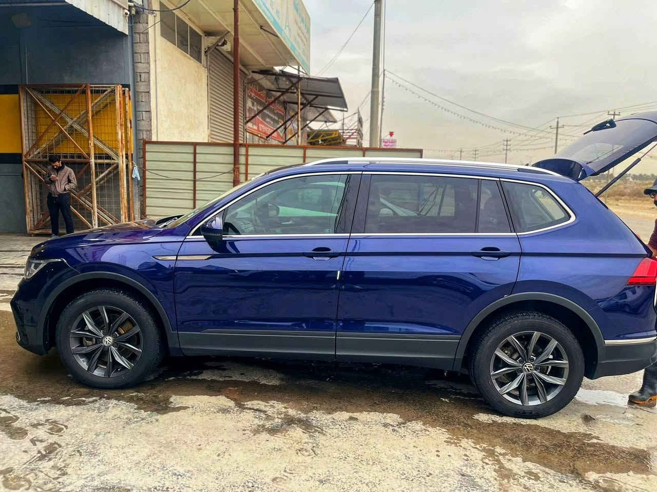 السلام عليكم 
للبيع او مراوس بأقل .
فولكس واكن تيكوان 2023 
وارد امريكي فئة SE 
بصمة تشغيل وبيبان وصندوق
كشنات جلد وكهرباء تدفئه
داخل ابيض
تشغيل عن بعد 
7 راكب 
رادار 360°
شاشة كبيرة + تحكمات ستيرن
ويل كب 18 
اشاير مرايات + اناره ع القدم  
تبريد قطعتين 
سايد بريك بصمة 
نظام DRIVE MODE
نظام AUTO STOP
لايت زنون+بك لايت لد+ لد نهاري
تبريد لمس + مناخي 
ماشية 53 الف
مكينة 2000 تيربو اوكتان 87 (بنزين اعتيادي)
حادثها فرممه فقط 
صور الحادث مرفقة بالمنشور 
تبديل دعاميه اماميه.فقط .. الراديترات والمروحه والمازدات والشباك و الرادار بلاديات نفسهن
ايرباك ستيرن والبرده طاك
رقم منفيس بأسمي اني مستوردها
تترقم اي محافظه تريد.
العنوان بغداد
السعر 205 للاتصال ***********
 بي واتساب
