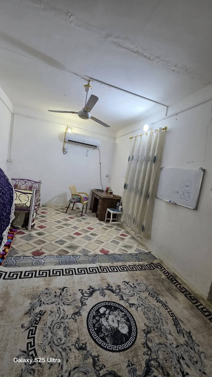 الدار للبيع
مقابيل الحسينيه الكبيره حسينيه الرفاعي 
مقابيل اللمسه السحريه 
***********
المساحه 133 
بناء طابقين نظيف 
يحتوي على 3 غرف نوم 
وصاله عدد 2 
واستقبال 
وصحيات عدد 2 
ومطبخ حار وبارد 
ومخزن
