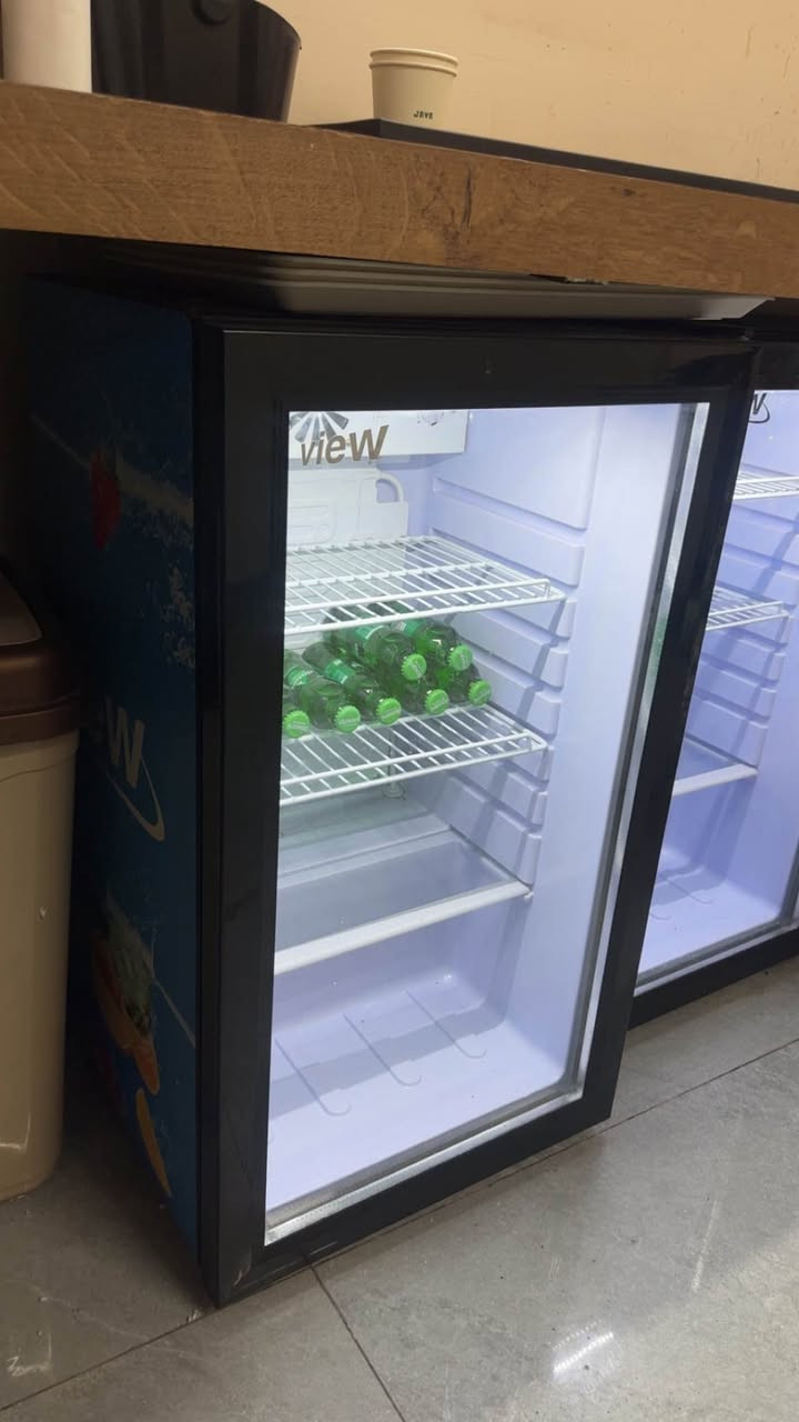 ثلاجة صغيرة مستعملة نظيفه حيل لونها اسود الستيكر بعدو عليها مامشيول 
تفيد اهل الكفتريات جوا البار او لغرف النوم شي حلو ومرتب 
عندي 3 قطع رايد القطعة ب110 والياخذهم كلهم اوجبو بالسعر 
للتواصل واتساب : ‭0751 169 8305‬ موصل, نينوى
