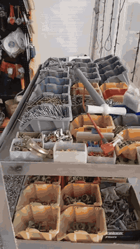 ورحمه الله وبركاته عندي مواد كهربائية وانشائية للبيع المحل متروك  رجال...