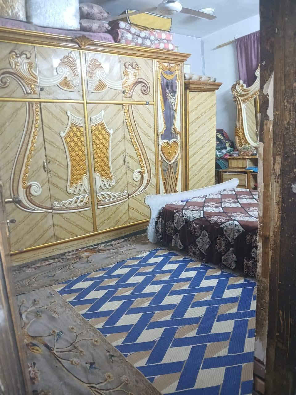 السلام عليكم
نص قطعه للبيع مربعه تعتبر ركن النصف الثاني  قطاع 27
الفرع العريض ثلاث طوابق استقبال و5غرف كل طابق غرفتين وملحقاته بناء جديد بيت جاهز من كلشي  2013 للاستفسار ***********
