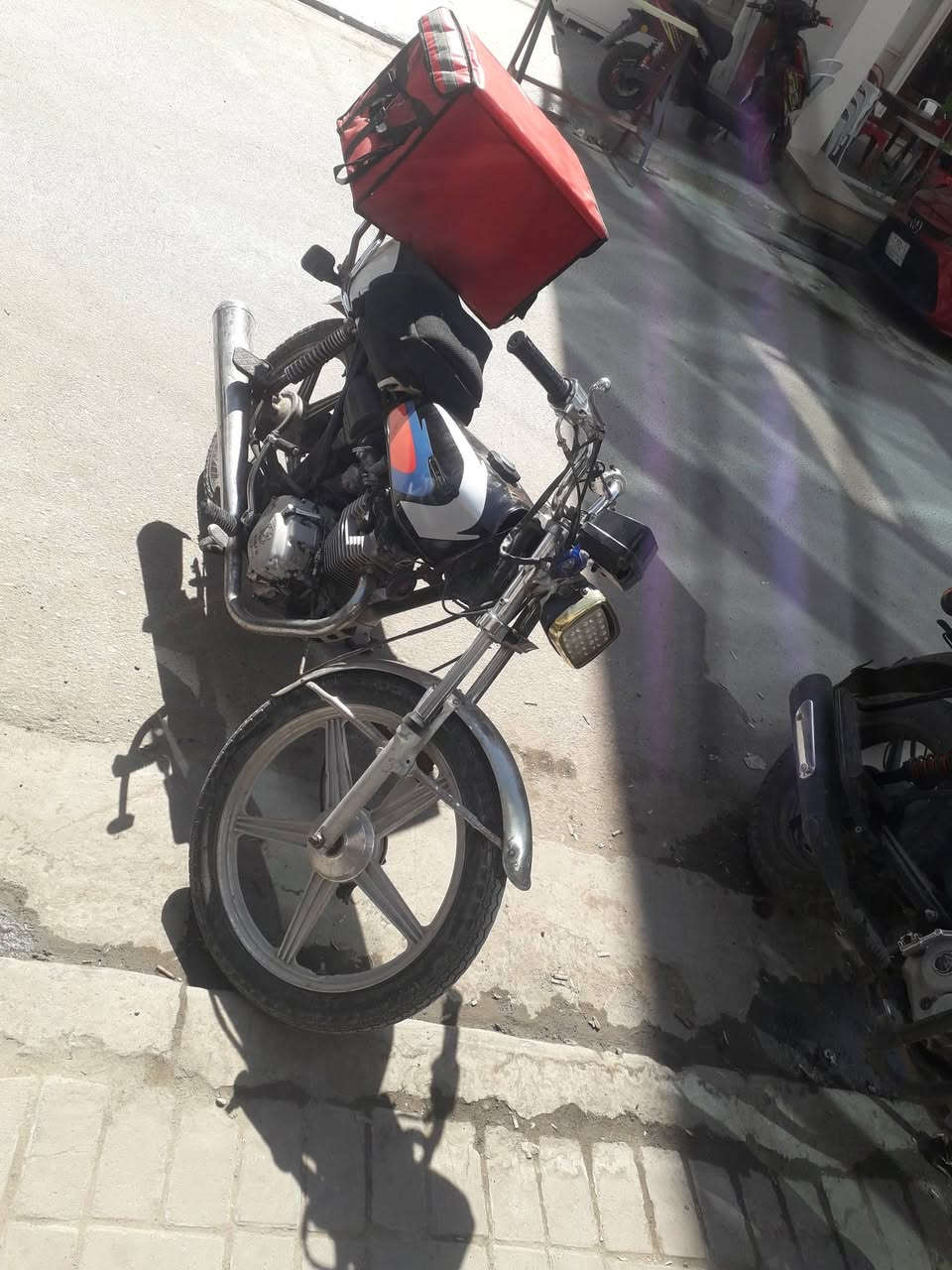 دراجه ايراني اربعه كير نضيفه بيها شغلات بسيطه مكان الكراده السعر 350الف
***********
