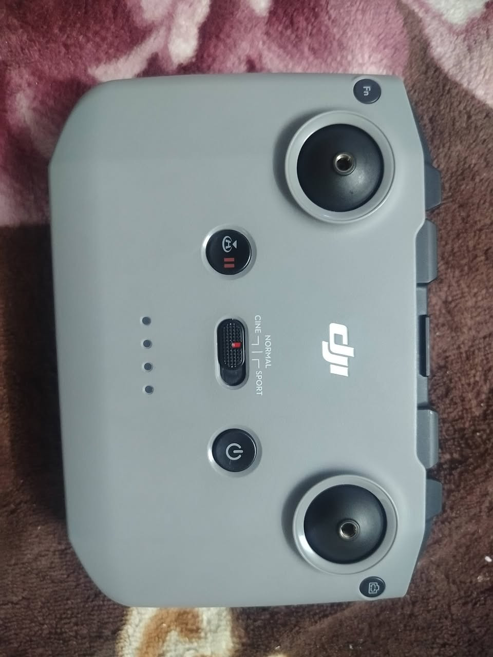 السلام عليكم متوفر درون دي جي اي مني تو  للبيع درون جديد لوك.   سعر 600الف   ......                             رقم الهاتف ‏‪0773 592 0133‬‏.                     رقم وتساب ***********      مواصفات  درون هي.     درون DJI Mini 2 هي واحدة من أفضل الدرونات الصغيرة في السوق، وتتميز بالعديد من المواصفات الرائعة. إليك بعض المواصفات الرئيسية:

- *الوزن*: 249 جرام
- *دقة الكاميرا*: 4k.60fps
- *مدى التحكم*: 10 كم
- *مقاومة الرياح*: مستوى 9
- *التكبير الرقمي*: 4x
- *زمن الطيران*: 31 دقيقة
- *نظام النقل*: OcuSync 2.0
- *الاستقرار*: 3-axis (tilt, roll, pan)

الدرون تأتي مع العديد من الميزات الذكية، مثل:
- *QuickShots*: أوضاع تصوير مبرمجة مسبقًا
- *Hyperlapse*: تصوير فاصل زمني
- *Panorama*: تصوير بانورامي
- *تتبع الأهداف*: تتبع الأهداف تلقائيًا

الدرون متوافقة مع تطبيق DJI Fly، الذي يتيح لك التحكم في الدرون وتحرير الصور والفيديوهات بسهولة ¹ ² ³.
