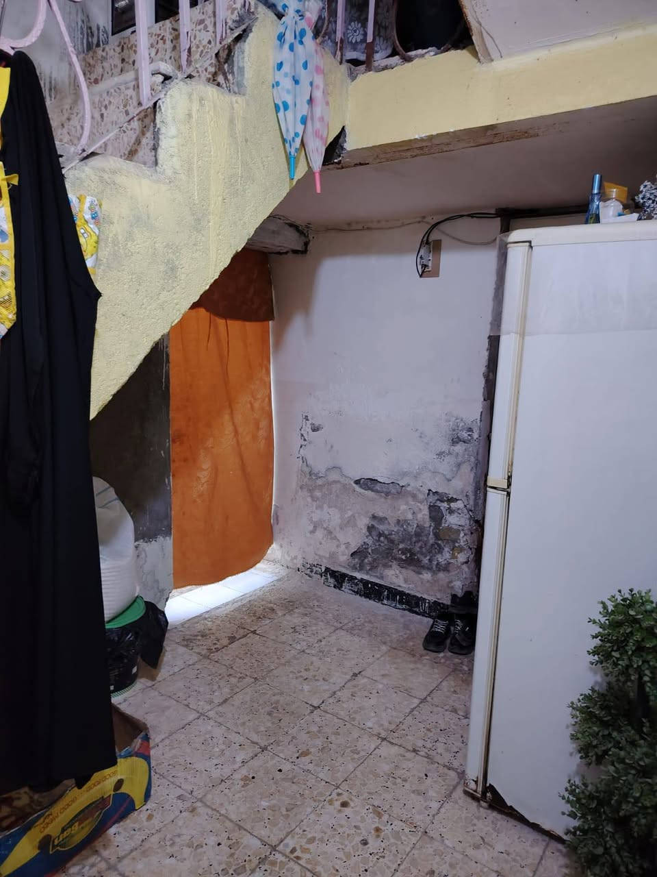 بيت للبيع
المساحة
300م

 المكان في حي الحسين الجديد قرب الناظم
البيت طابو ملك صرف

البناء
قديم
سنة 2010
البيت كله مبني طابوك

وهو بيت طابق واحد 

وباقي التفاصيل خاص


**إذا كنت صاحب هذا الإعلان وتريد حذفه لأي سبب، رجاءا أرسل رسالة إلى الدعم الفني**