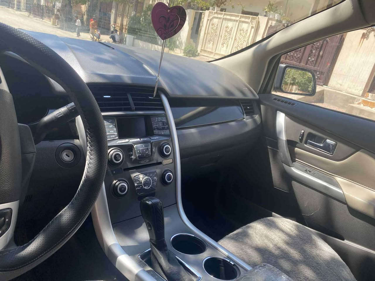 فۆرد ئیدج٢٠١١ 
تۆماتیک 
جام کارەبای 
ناو رەساسی 
تەبرید مەرکەزی 
دۆسەی لای سایەق بۆیاخ 
دەرگای لای سەکنی گۆڕاوە بە بیلادی 
سۆنەری دانراوە 
٤ تایەی تازە 
بەشەرتی گێڕو مەکینە 
بەشەرتی تەحویل و غەرامە 
نزیکەی ٧ ساڵە لای خۆمانە 
ماڵی دۆست
90$معامەلەیەکی کەم 
***********
