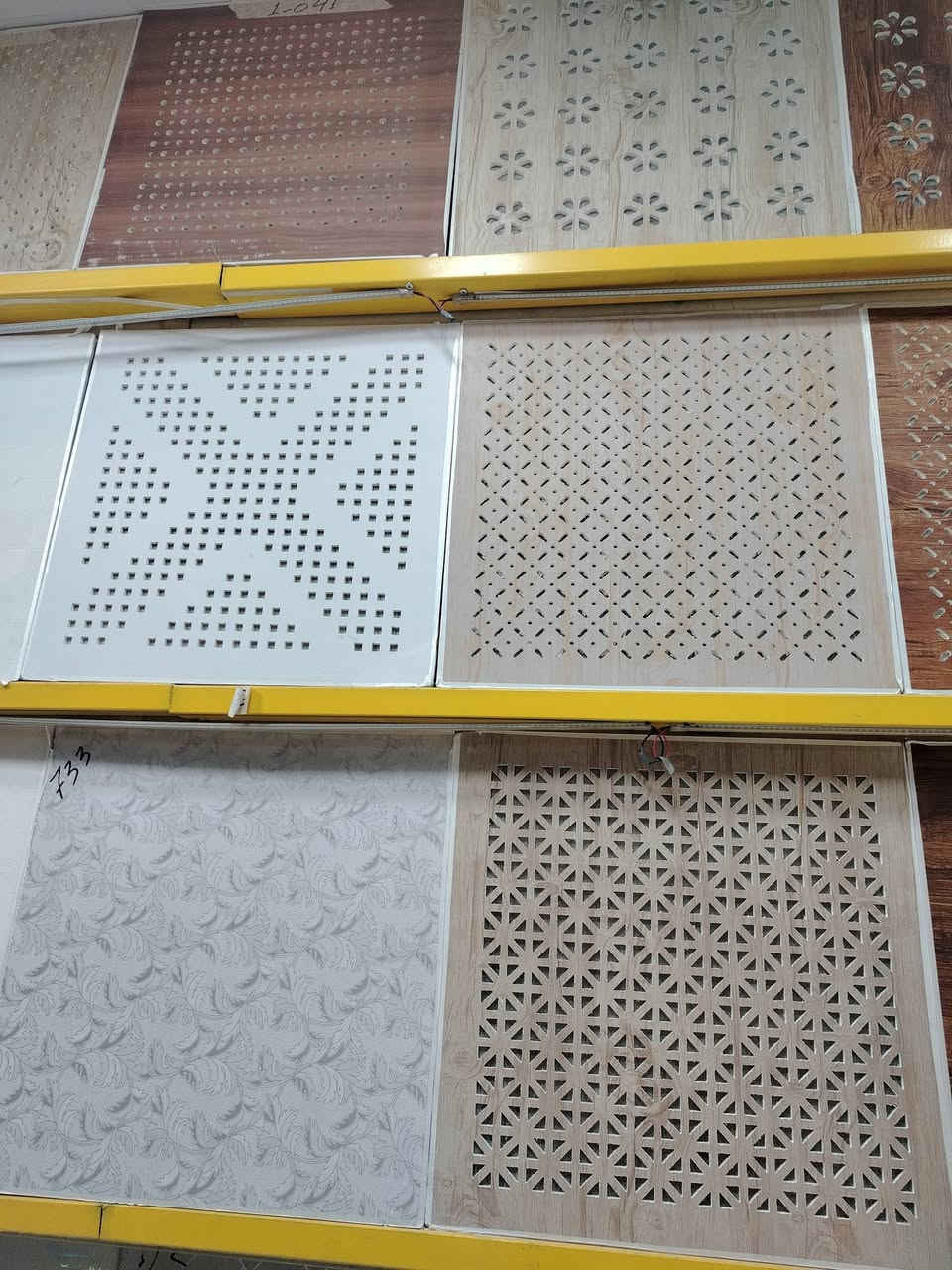 عمل وبيع جمله ومفرد كافه أنواع الديكور واصباغ ورق جدران سقف ثانوي تغليف جداري بديل الخشب وبديل رخام لاصق جدران اتصل واتساب *********** يوجد خدمة توصيل
