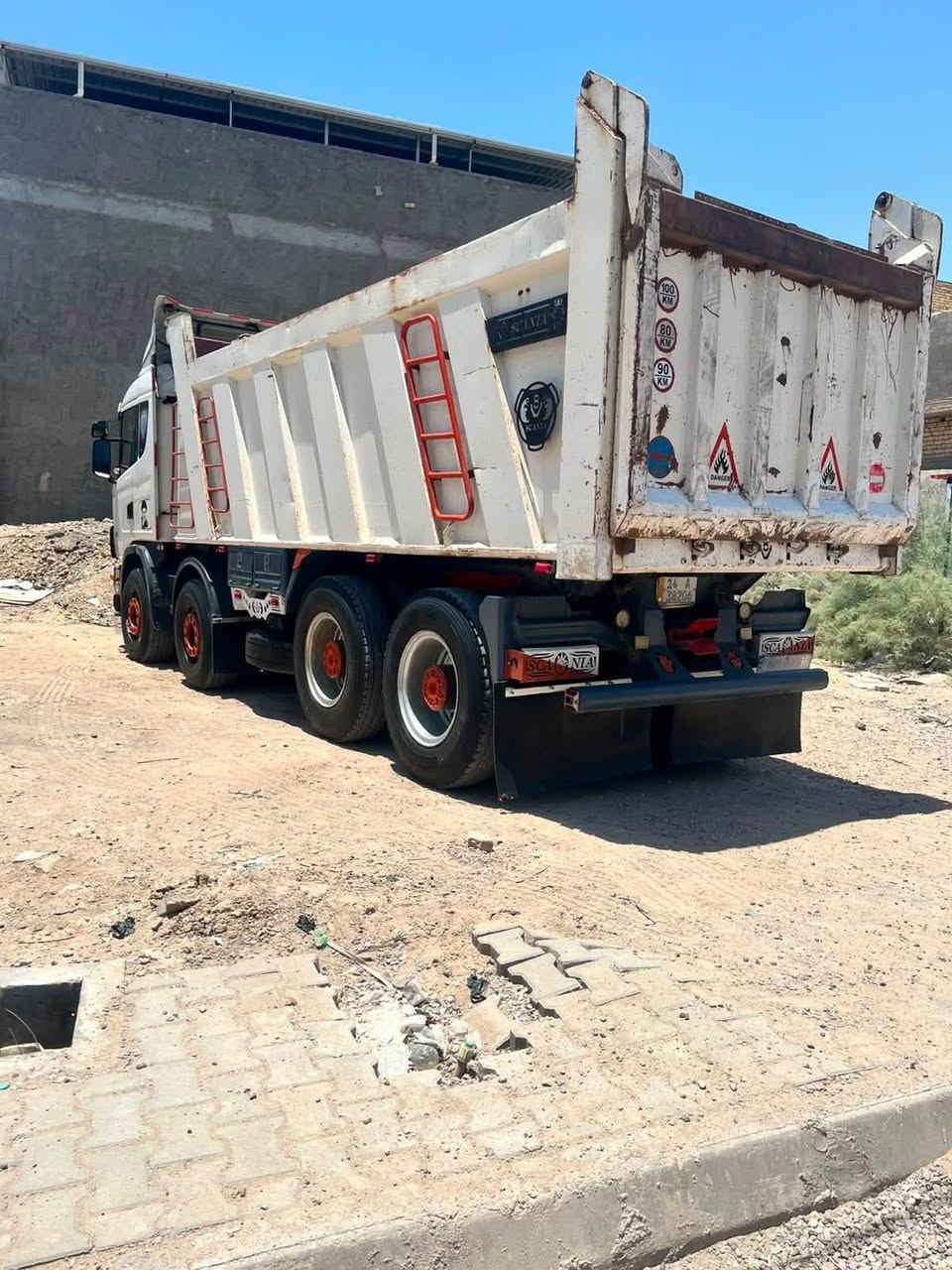 سلام عليكم سكانيه للبيع موديل 2000مكينه 8لا تنقيص ولا تبخير تخم تاير تبريد جاهز  من كلشي مكفوله كفاله عامه سعر 430بيهة شويه مجال ‭***********‬
