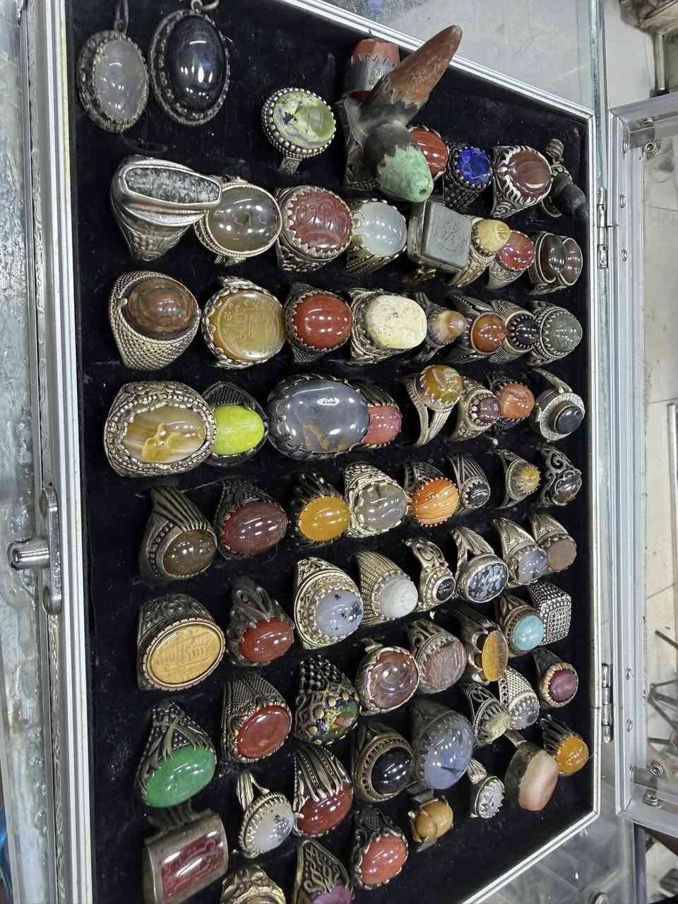 السلام عليكم محابس عدد 69 + مداليات عدد 3 المجموع الكلي 72 قطعه كلهن فضه 925 شرط سعر القطعه شلع 22الف قفل من الاخير ووياهن احجار هديه عنواني بغداد التراث شارع دكتور حافض ***********
