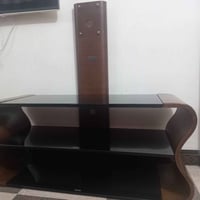 ميز تلفزيون • للبيع