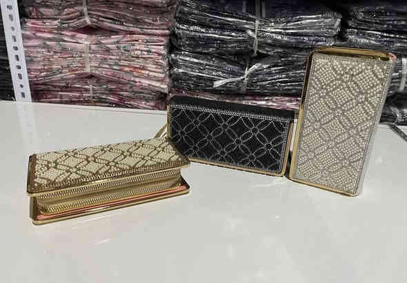 يسعد مسائكم بالخير زبائنا الكرام 
كل ماهو جديد ومميز تجدونه لدى احذيه وحقائب علاء 
عروض اليوم جزدان كرستال خمس موديلات بسعر 5 آلاف 
الألوان والاشكال في الصور اكثر من موديل خانتين
للحجز مراسله البيج او واتساب ***********
توجد خدمه توصيل داخل القضاء وجميع محافظات العراق 
العنوان ديالى المقداديه حي المعلمين مجمع العطافي داخل القيصريه مجاور عطاريات ابو شهد وصيدلية الهلال
