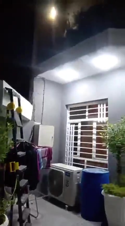 السلام عليكم ورحمه الله وبركاته
بيت للبيع مساحته 100متر زراعي 
العنوان /حي الاسرى الزراعي الفرع المقابيل محمد سياب 
البيت متكون من مطبخ حار وبارد واستقبال وغرفه نوم عدد٣وحده جوه واثنين فوك البيت ينباع مع التجهيز الكامل أو بدون تجهيز حسب الرغبه البيت بناء حديث 
الاستفسار/‭٠٧٧٣ ٣٦٤ ٤٤٤٧‬
